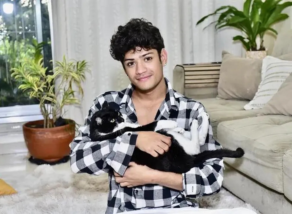 Gata de estimação de Gabriel Santana leva nome de personagem que fez par romântico com o ator