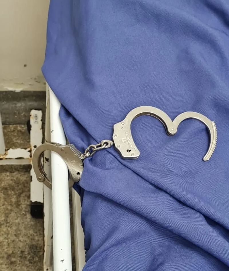 A mulher do suspeito ajudou na fuga ao levar um objeto para cortar a algema. Foto: Reprodução