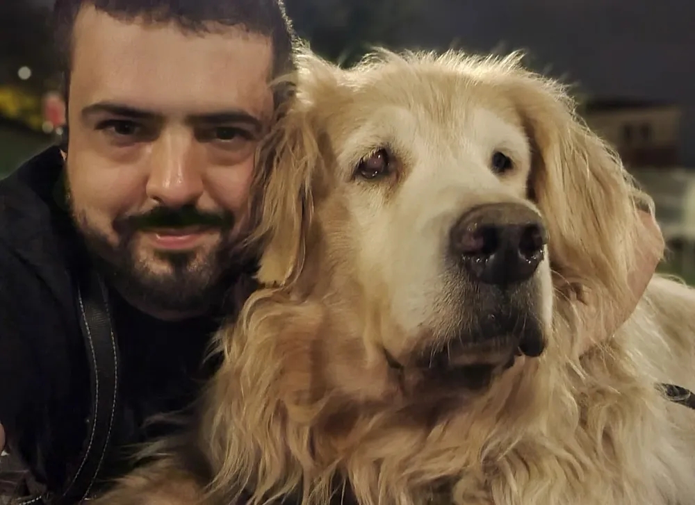 Jornalista relata que foi impedido de voar com cachorro; empresa volta atrás e admite erro