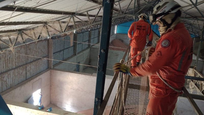 Bombeiros no momento do resgate do corpo da vítima 