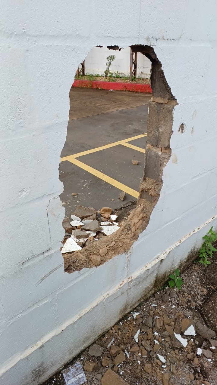 buraco muro concessionária