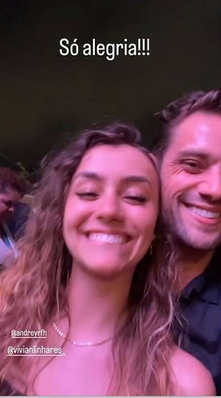Rafael Cardoso ao lado de morena