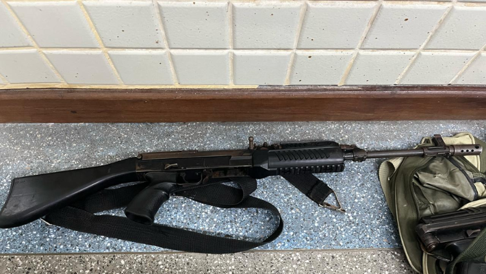 Fuzil apreendido pela PM durante atividade prática do VII Curso de Patrulhamento Tático Móvel do BPATAMO. Foto: Divulgação / SSP