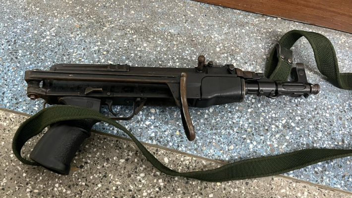 Fuzil apreendido pela PM durante atividade prática do VII Curso de Patrulhamento Tático Móvel do BPATAMO. Foto: Divulgação / SSP