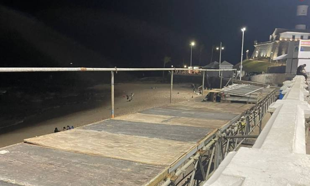 Imagens da passarela que está sendo montada para os ambulantes na Barra