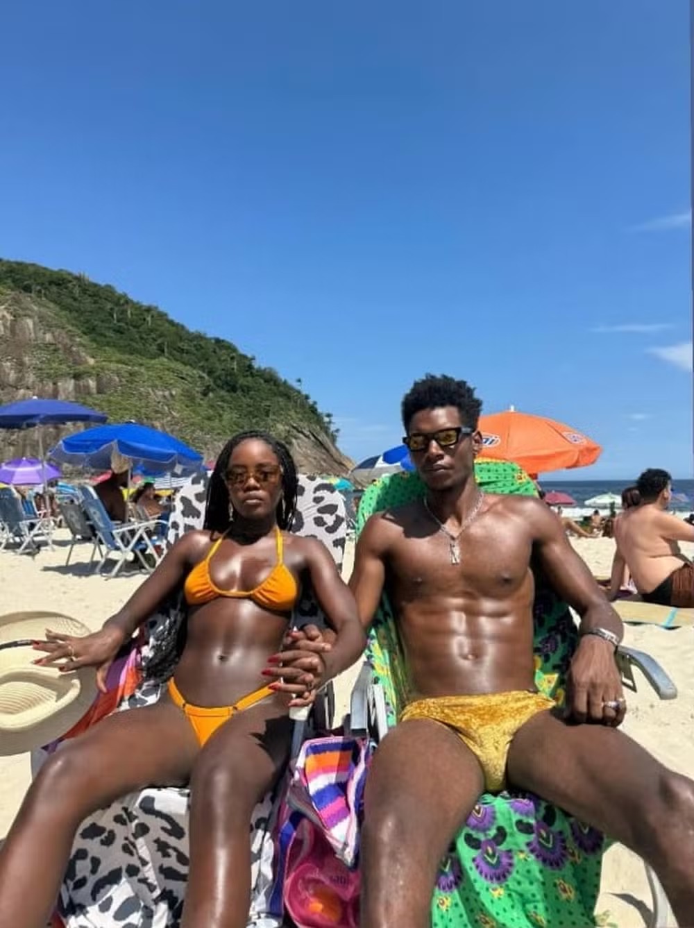 Clara Moneke e Breno Ferreira na Praia do Leme — Foto: reprodução/ instagram