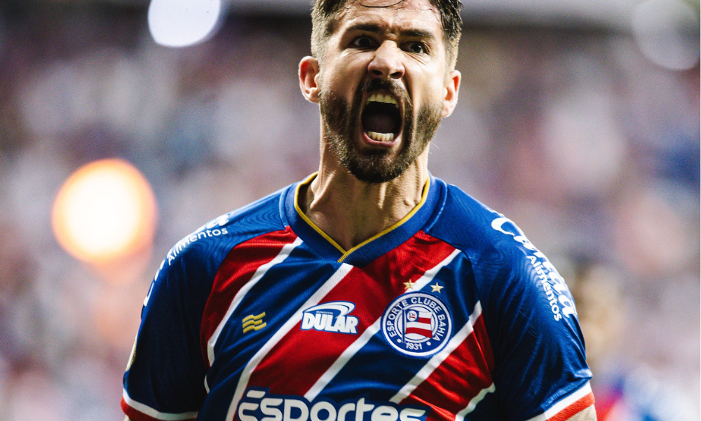 Everaldo com a camisa do Bahia