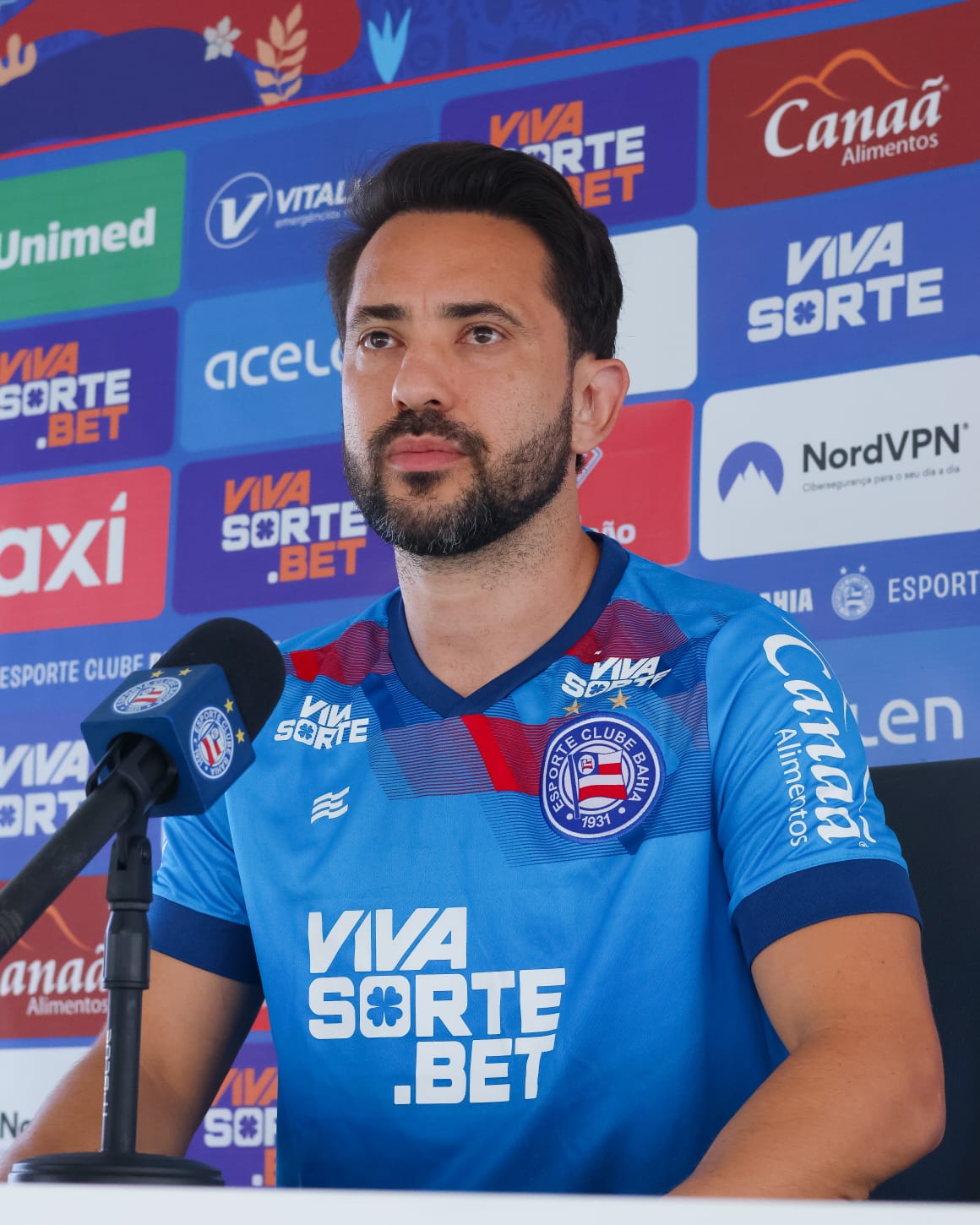 Everton Ribeiro em coletiva, na sala de imprensa Bruno Queiroz