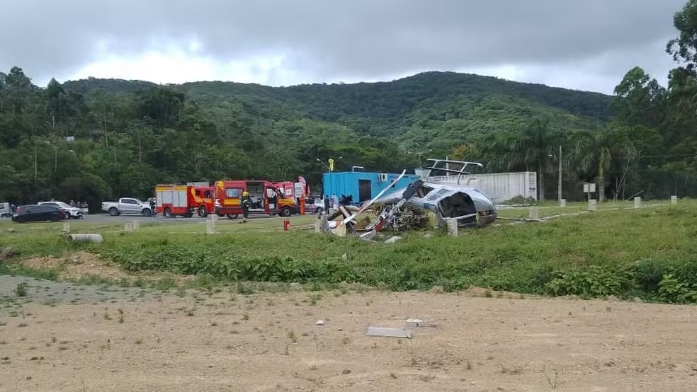 Helicóptero cai em cidade de SC — Foto: Corpo de Bombeiros/Divulgação