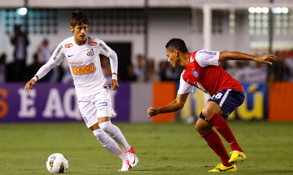 Neymar vestindo a camisa do Santos, em partida contra o Bahia
