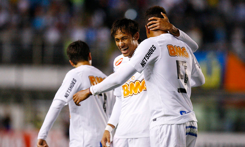 Neymar comemorando o gol do Santos, marcado por André