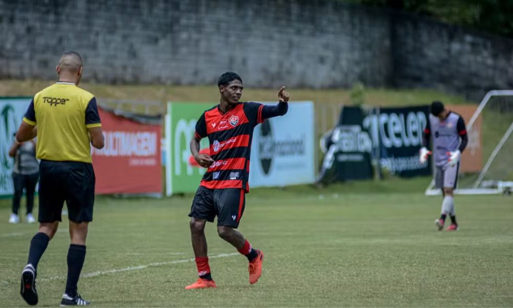 Volante Wanderson Papaterra em atuação com a camisa do Vitória - Foto: Victor Ferreira / EC Vitória