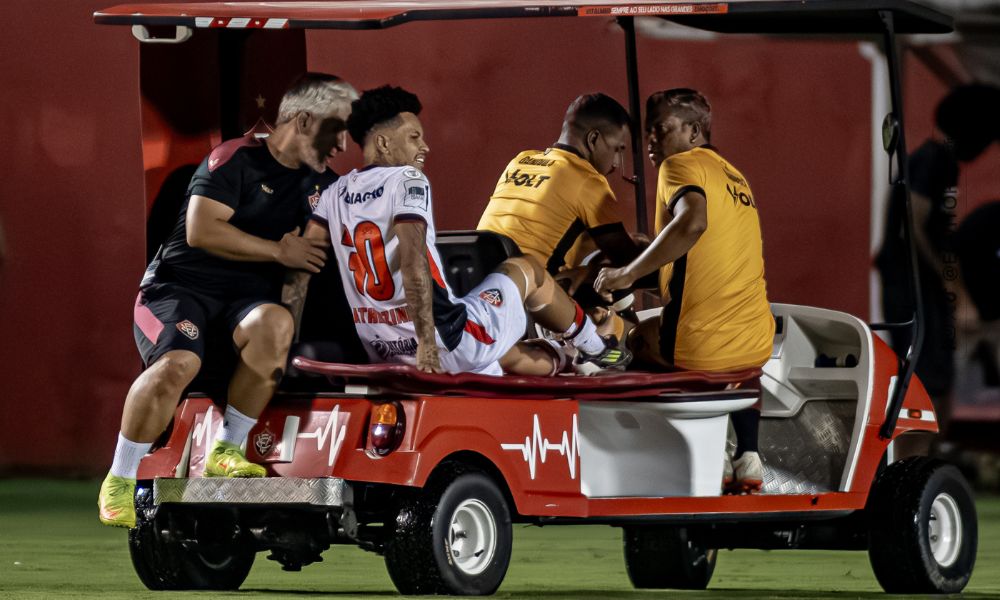 Matheusinho saindo de campo no carrinho maca durante jogo contra o Fortaleza - Foto: Victor Ferreira / EC Vitória