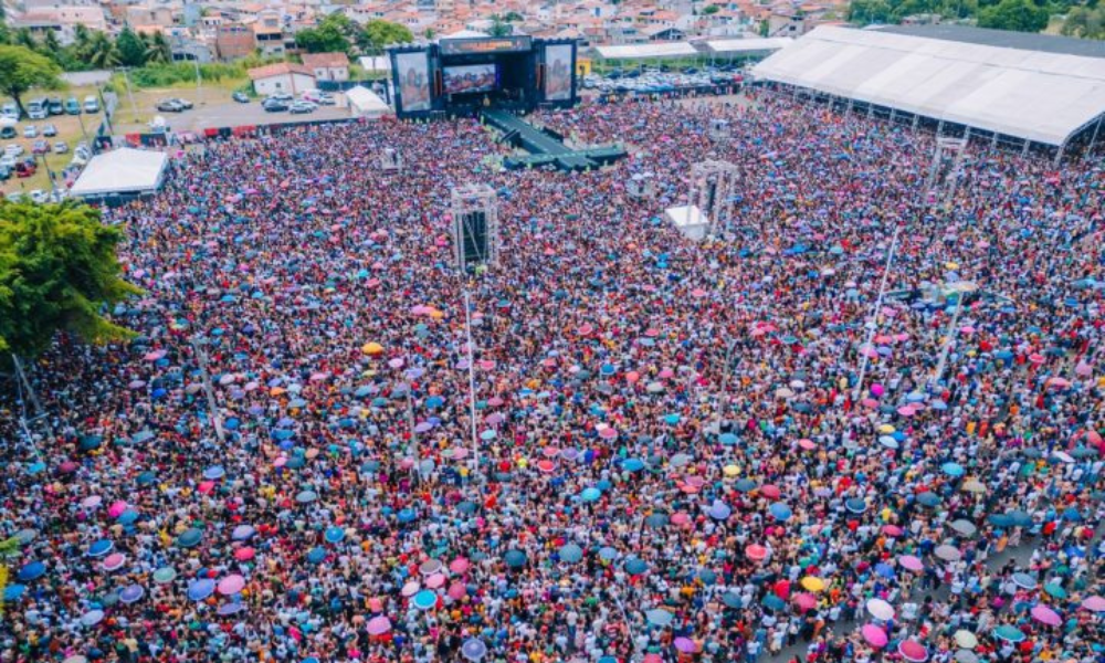 Multidão reunida no Parque de Exposições