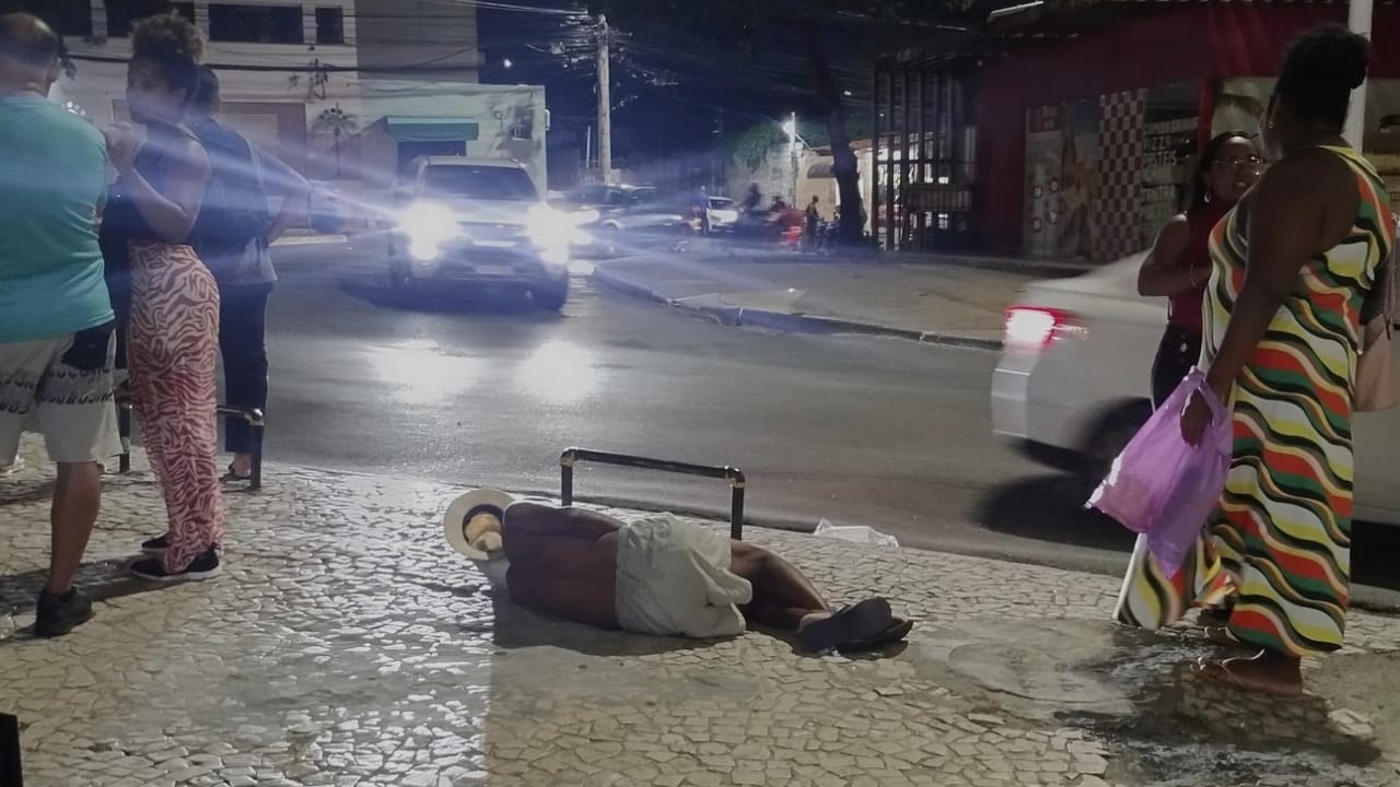 Homem dormindo na rua 