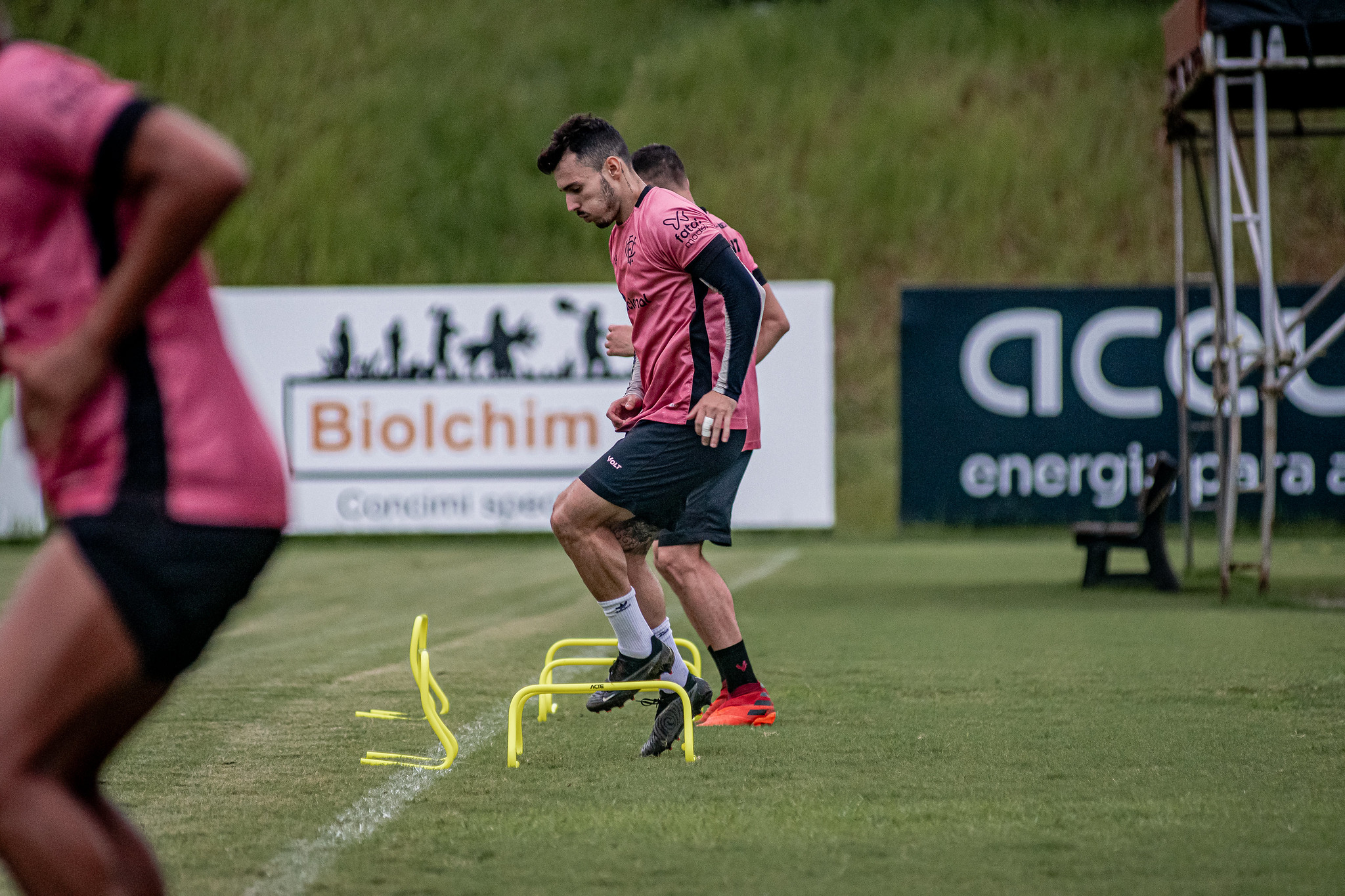 Esporte E Recreação Um Momento De Vitória E Derrota De Dois Jogadores Após  O Jogo De Futebol Foto de Stock - Imagem de ajuste, funcionar: 226319842