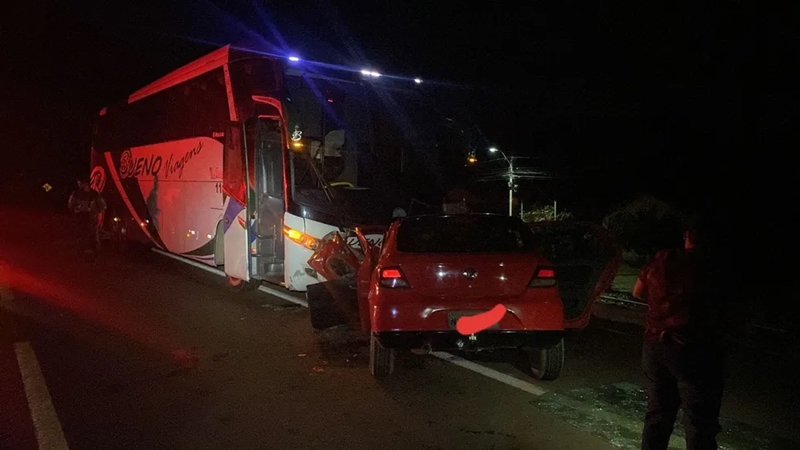 outro grave acidente, desta vez entre um ônibus e um carro, resultou na morte de três pessoas. Foto: Divulgação/PRF