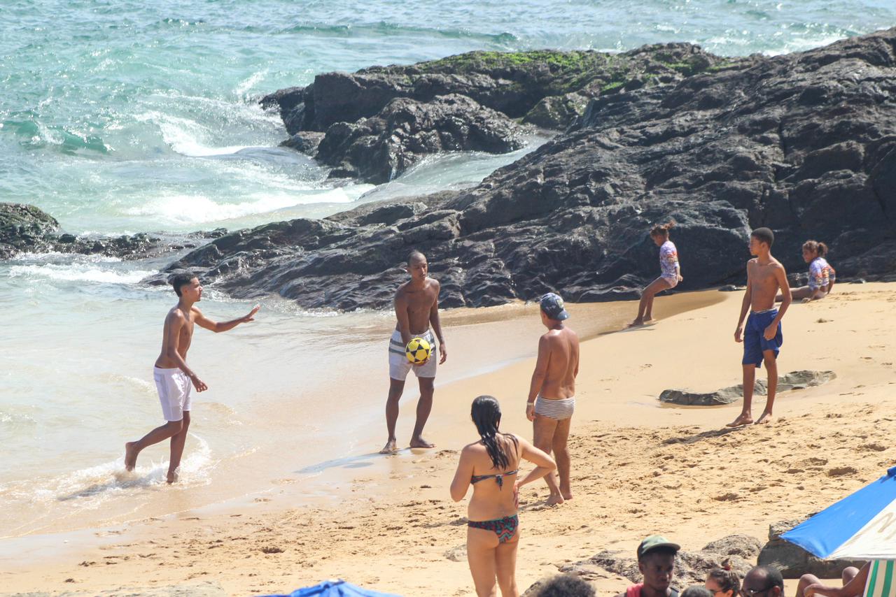 Banhistas praticando futevôlei no Porto da Bahia