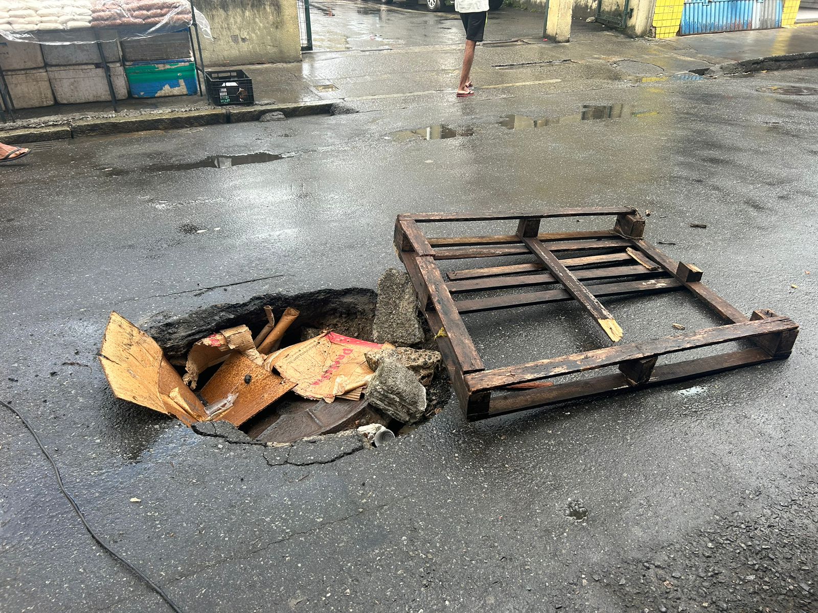 Buraco na Travessa Bom Gosto, Calçada