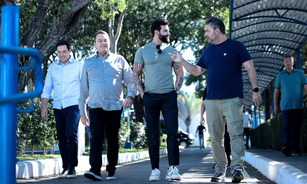 Gusttavo Lima ao lado da diretoria do Cruzeiro, na Toca 2