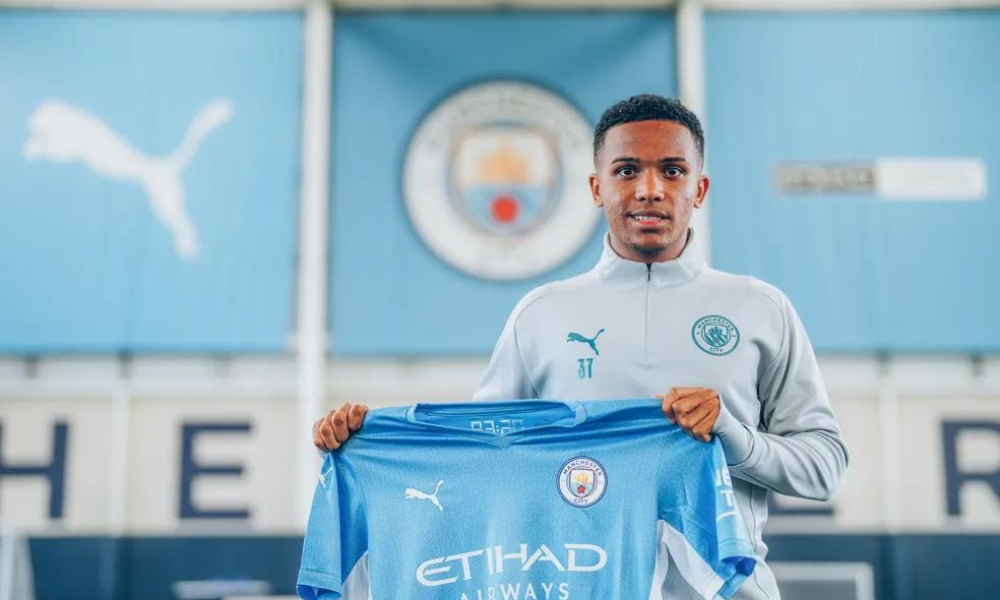 Kayky com a camisa do Manchester City, da Inglaterra