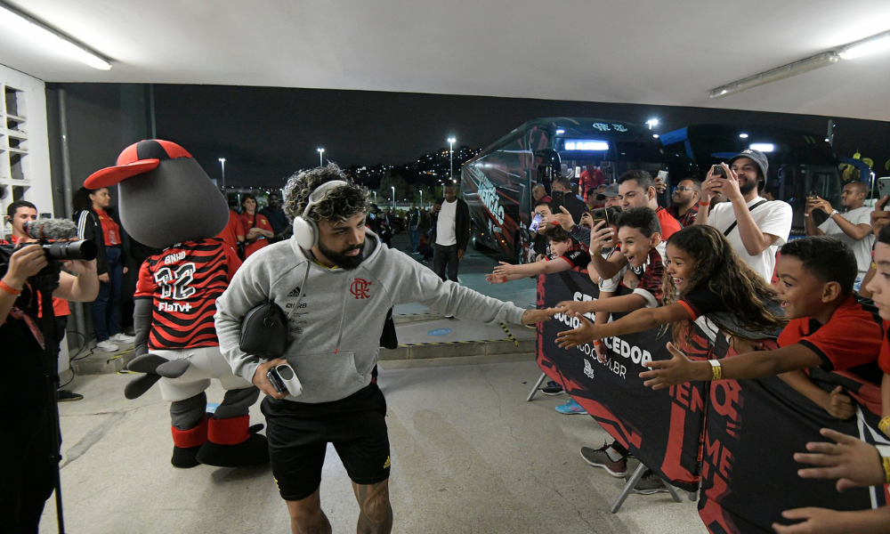 Gabigol recebendo carinho dos torcedores flamenguistas no Maracanã