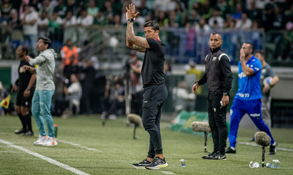 Carpini em ação pelo Vitória, no triunfo diante do Palmeiras