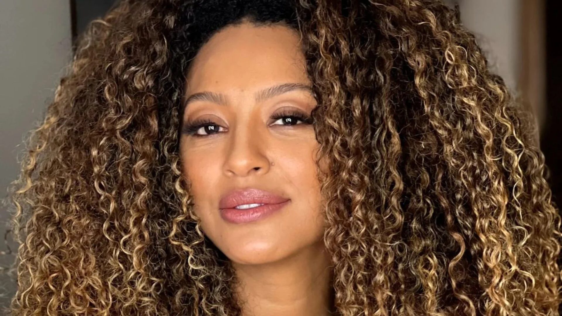 Aos 42 anos, Sheron Menezzes contou que estava tentando engravidar novamente quando recebeu convite para protagonizar novela - Foto: Redes Sociais