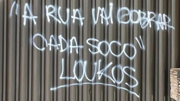 Imagem do portão pichado / Reprodução/Redes Sociais