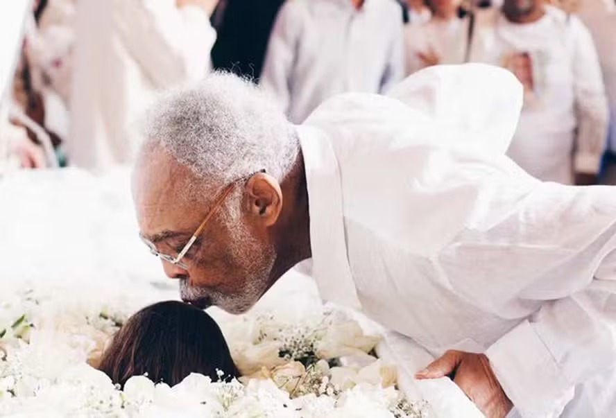 Gilberto Gil beijando Preta no Velório 