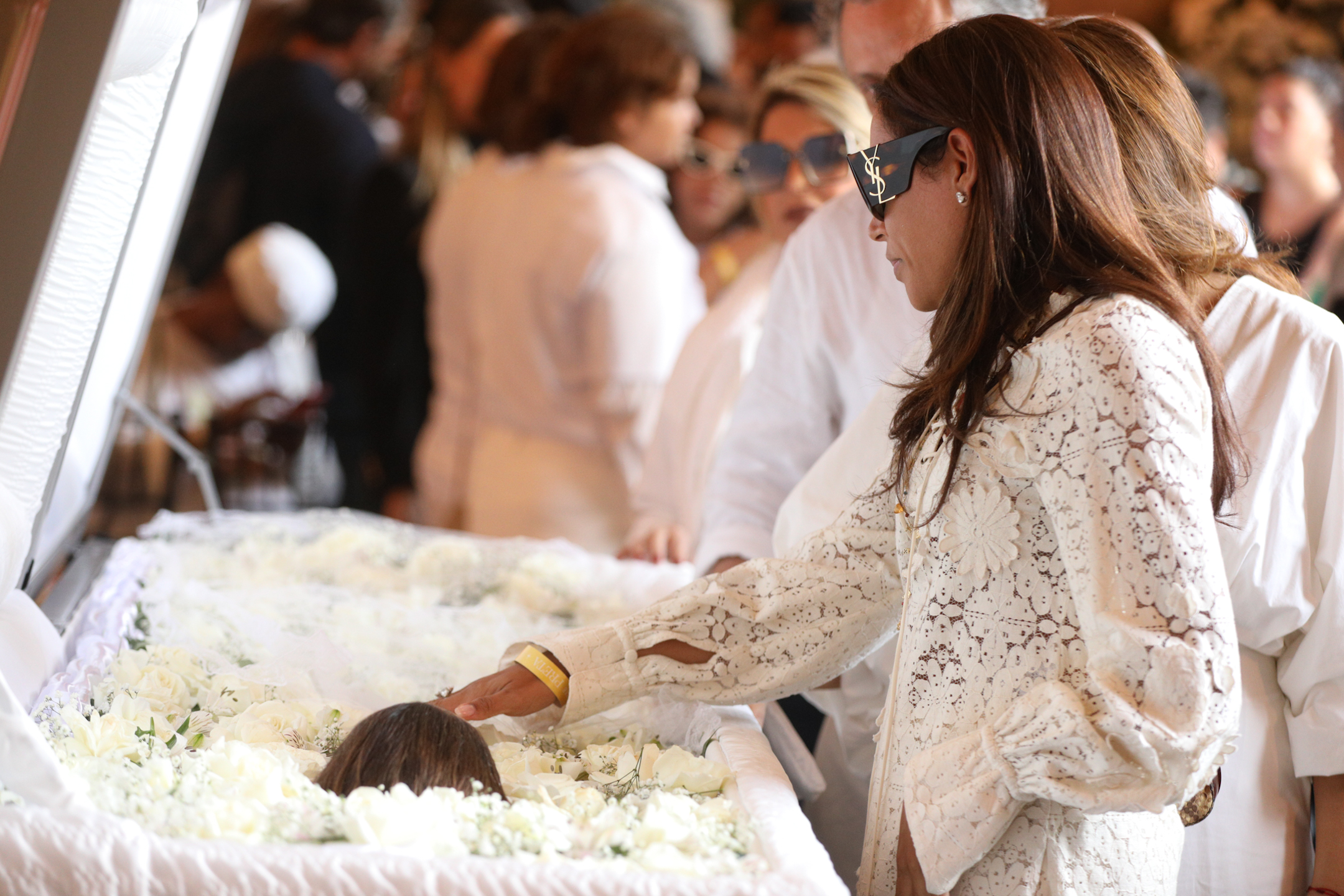 Famosos e familiares chegam ao velório de Preta Gil no Theatro ...