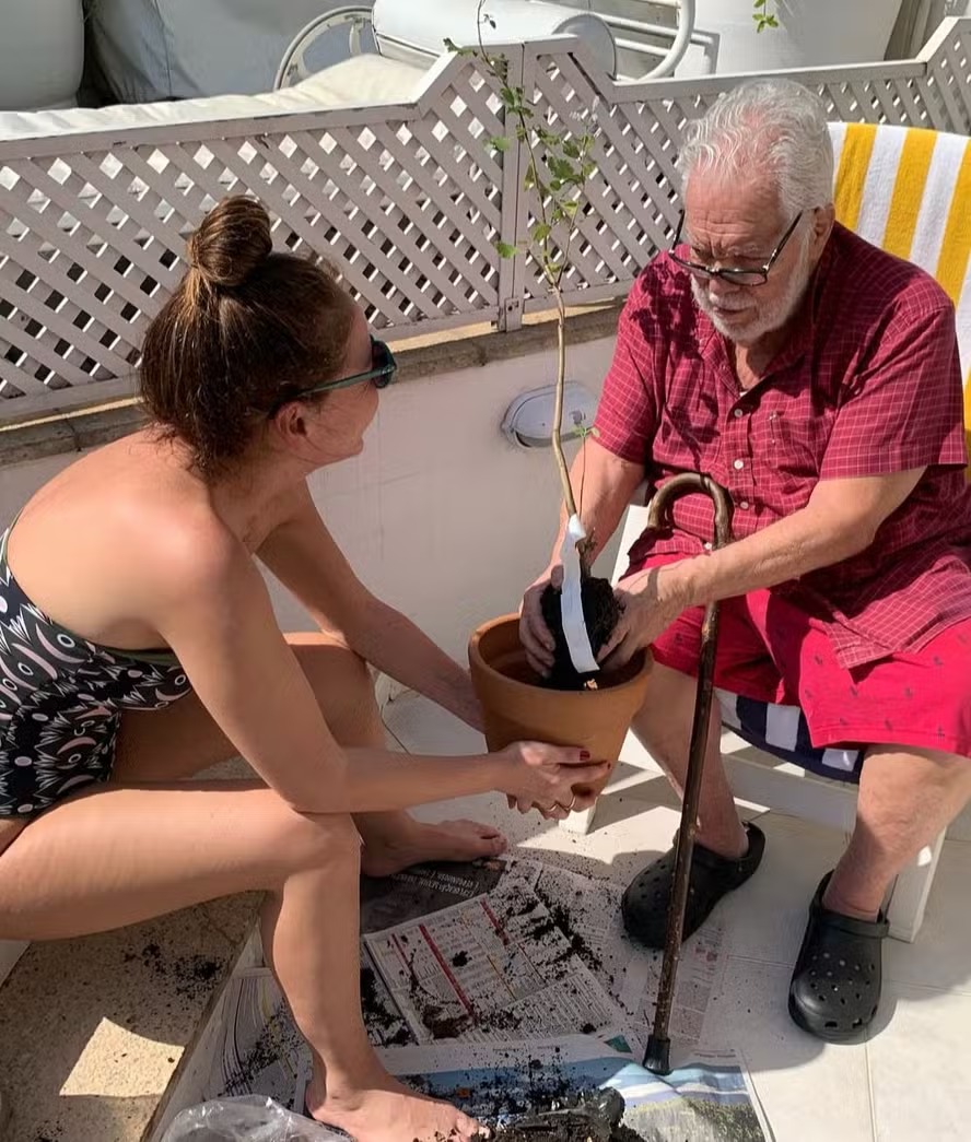Manoel Carlos reaparece em post da filha atriz, Júlia Almeida, após internação — Foto: Instagram