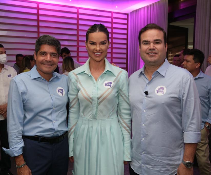 roberta caires posa para foto com acm neto e cacá leão