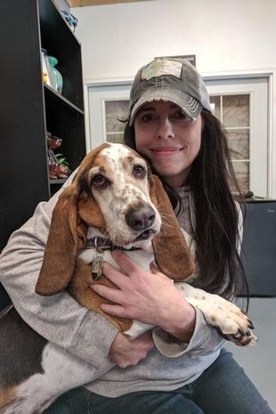 Idosa faz apelo emocionado para cão da mesma raça do seu falecido; veja fotos