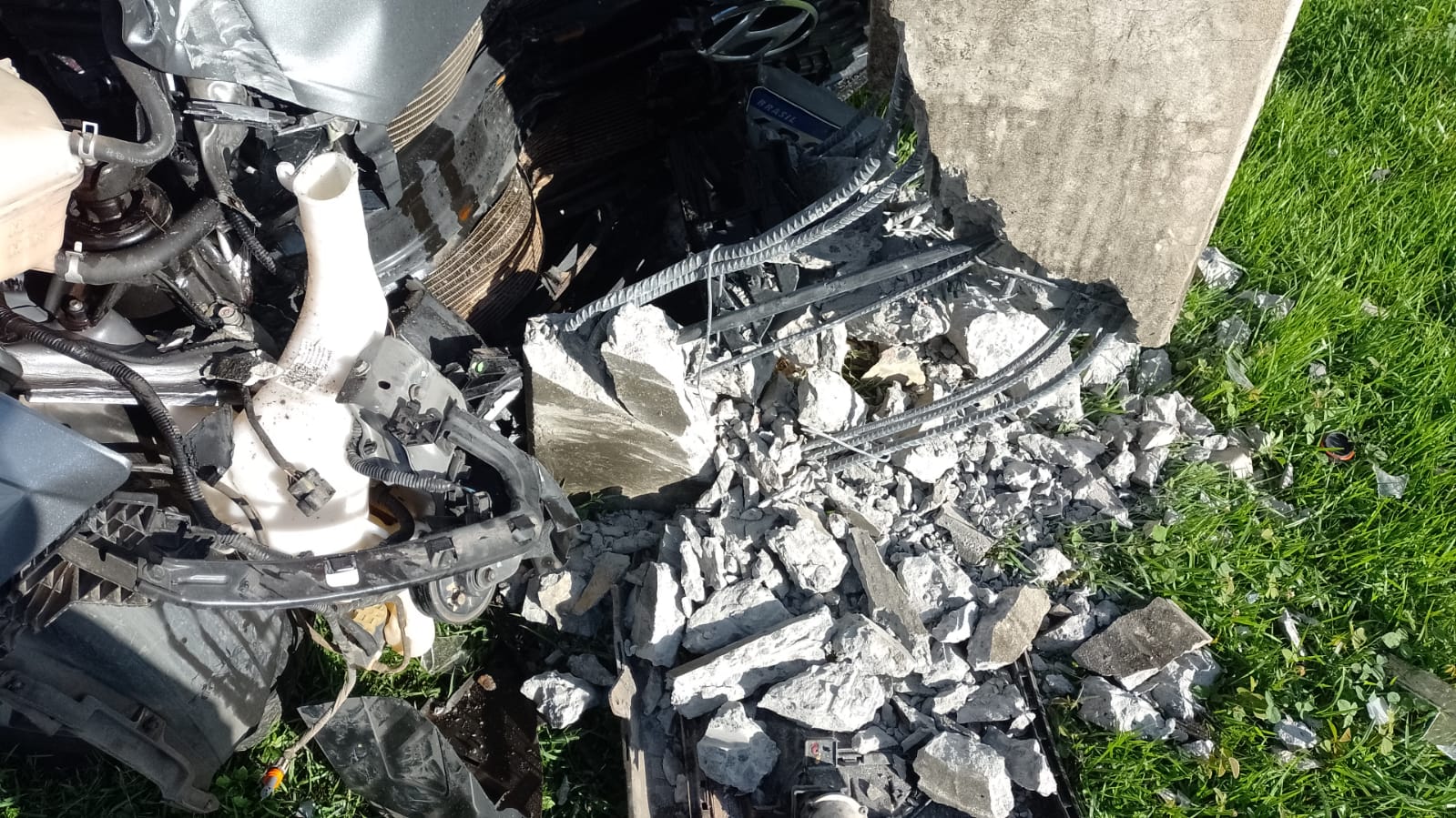 Poste ficou danificado após o acidente. Foto: Divulgação