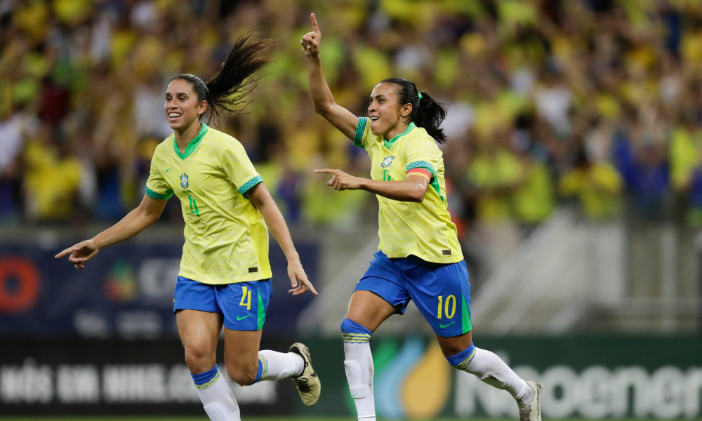 Rafaelle e Marta jogando juntas no primeiro amistoso contra Jamaica, em Recife-PE