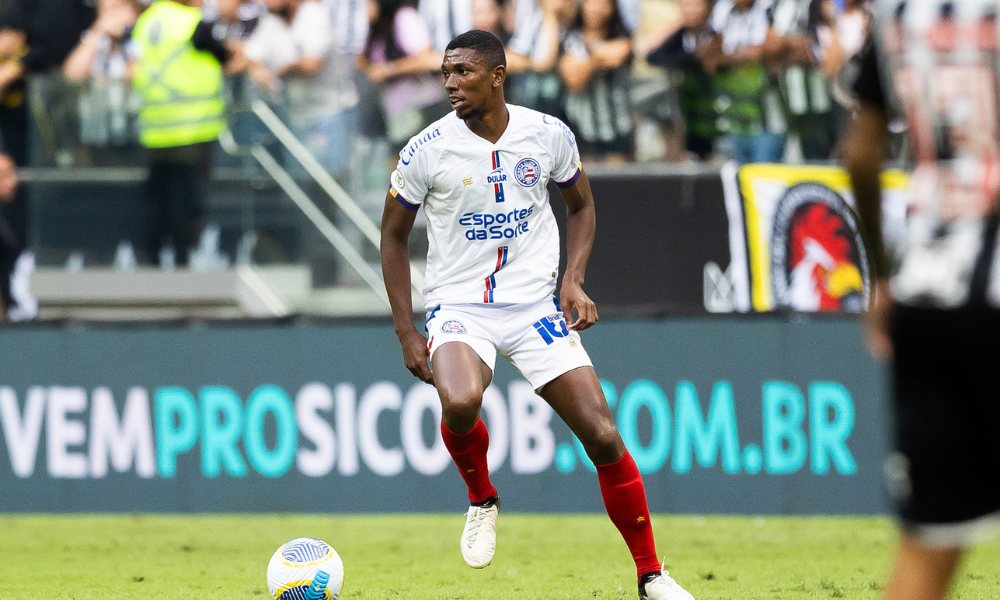 Kanu, em ação pelo Bahia no jogo contra o Atlético-MG