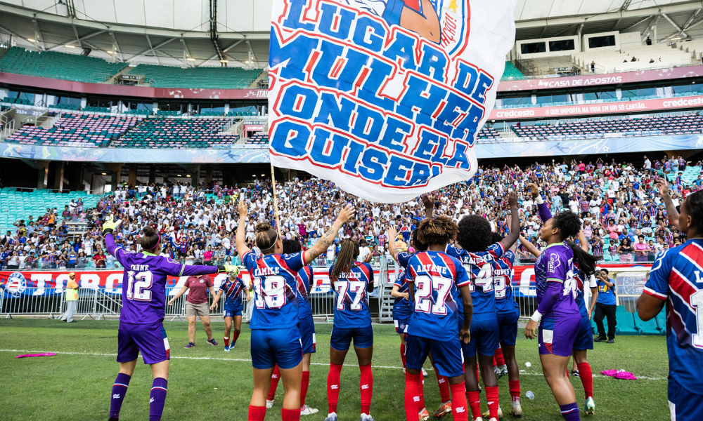 Jogadoras do Bahia indo comemorar o triunfo com a Nação Tricolor na Fonte Nova