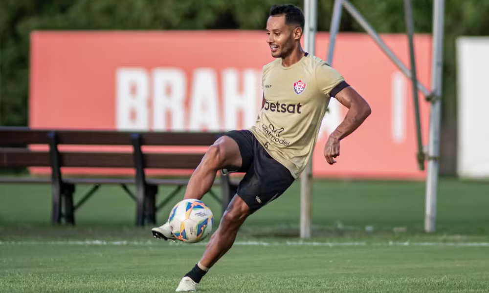 Matheus Gonçalves em ação no treino do Vitória