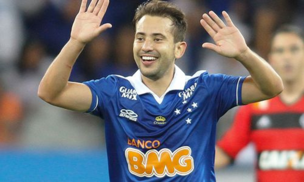 Everton Ribeiro com a camisa do Cruzeiro