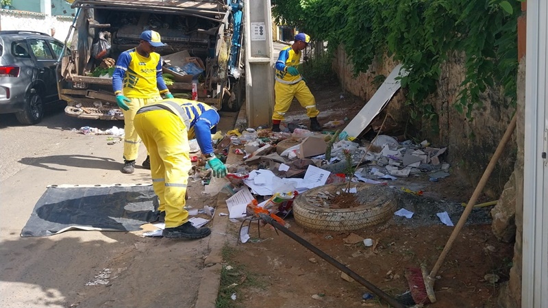 Agentes realizam a limpeza do local na manhã desta sexta-feira (14). Foto: Divulgação/Limpurb