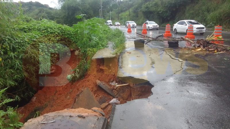 Trânsito bloqueado na Estrada Velha de Periperi