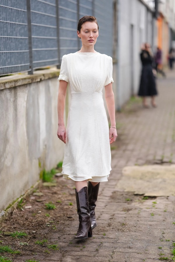 Botas cor chocolate e vestidos fluidos para um visual country 