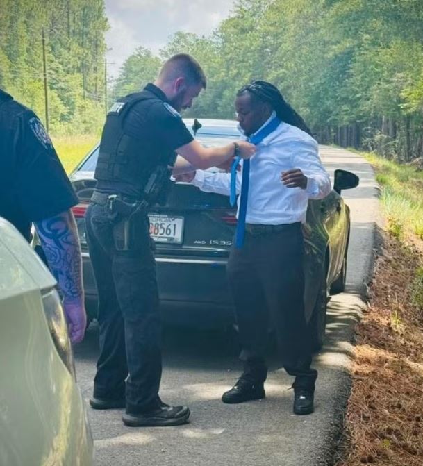 Policial Dustin Byers ajuda motorista flagrado em excesso de velocidade a caminho de funeral na Louisiana, EUA 