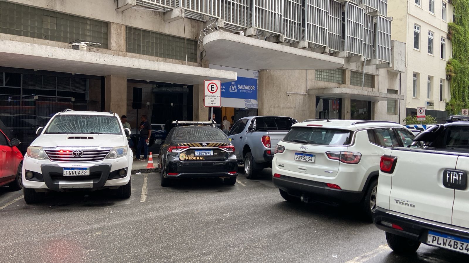 Agentes da PF e da CGU cumpriram mandados na sede da SMS (Foto: Gabriel Bacelar/BNews)