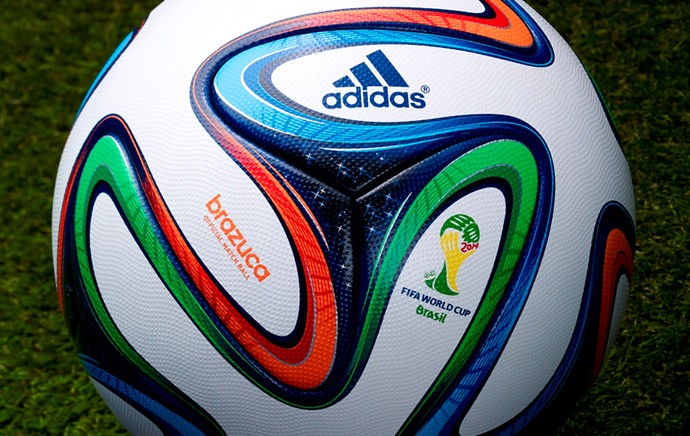 Trabalhadores que costuram bola da Copa t m sal rio de R 220 no