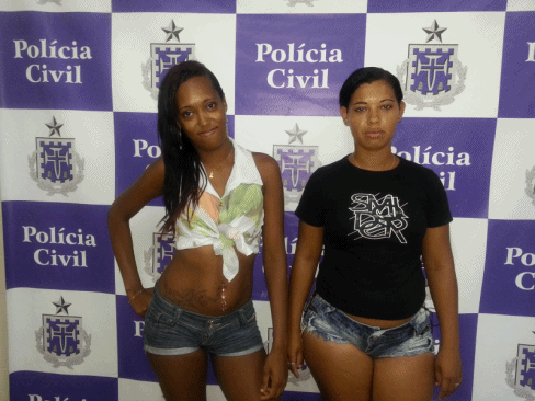 Imagem Mulheres presas acusadas de tráfico fazem pose para foto em delegacia