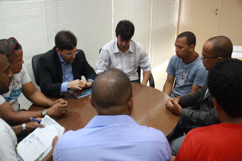 Trabalhadores e Suíca em negociação com João Roma (Foto Ytana Mayanne)