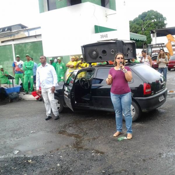 Ana Angélica Rabello falando aos trabalhadores