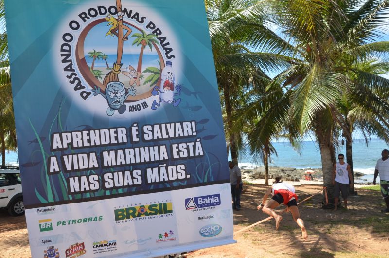 Resultado de imagem para passando o rodo nas praias